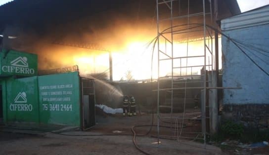 Imagem de Incêndio atinge galpão de ferragens em Valença; vídeos mostram força das chamas