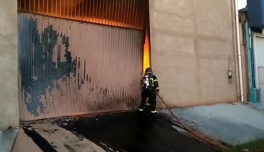 Imagem de Vídeo: Galpão de óleo pega fogo em Barreiras e mais de 40 mil litros de água são necessários para pagar incêndio