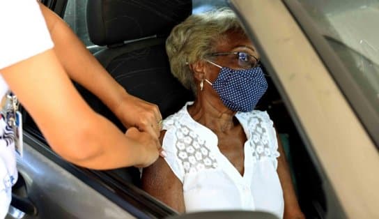 Imagem de Idosos a partir de 65 anos começam a ser vacinados nesta terça-feira, em Salvador; confira