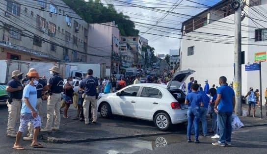 Imagem de Apesar das medidas de proteção, aglomerações são constantes na compra do peixe em Salvador