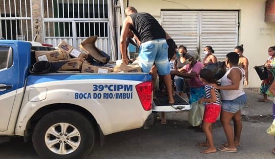 Imagem de PMs fazem entrega de meia tonelada de peixes a moradores carentes da Baixa Fria