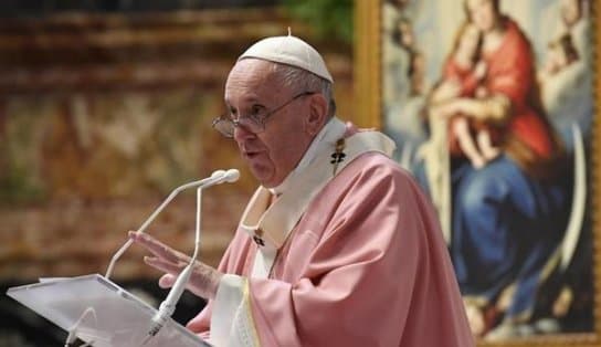 Imagem de Papa Francisco pede que países ricos compartilhem vacinas com países pobres em mensagem de Páscoa