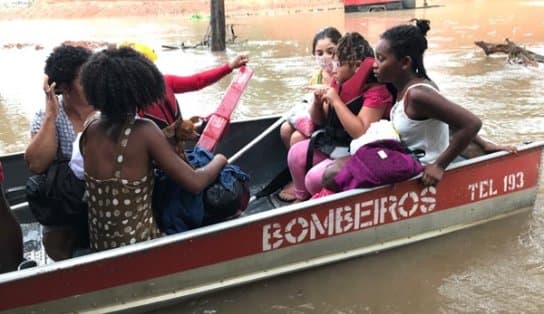 Imagem de Bombeiros resgatam 20 pessoas que ficaram ilhadas no Bairro da Paz após chuvas