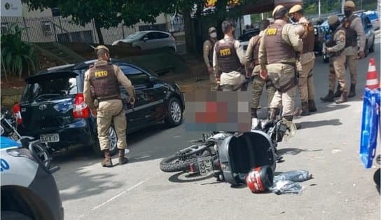 Imagem de Guarda municipal é morto com pelo menos 10 tiros enquanto pilotava motocicleta na Polêmica, em Salvador