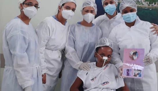 Imagem de Jovem internada por Covid vê filha pela primeira vez em ação de humanização de hospital em Salvador