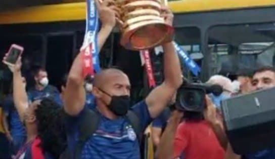 Imagem de Após a conquista do Tetra da Copa do Nordeste, Bahia é recebido com festa da torcida no aeroporto de Salvador 