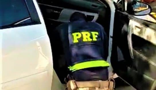 Imagem de Motorista é preso ao ser flagrado conduzindo carro de luxo roubado, em Barreiras