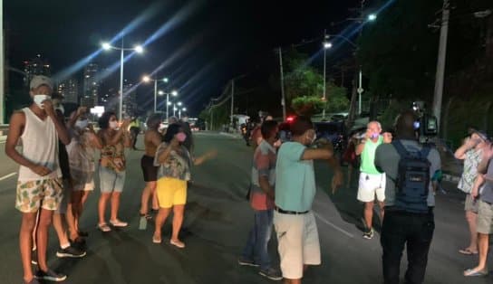 Imagem de Após horas na fila e sem receber a vacina contra Covid, grupo bloqueia parte da Av. Pinto de Aguiar, em Salvador