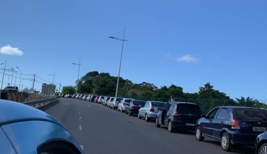 Imagem de Pontos fixos e drive-thru amanhecem com filas intensas de interessados por vacina contra a Covid-19