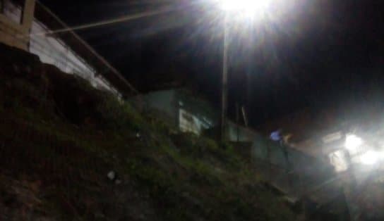 Imagem de Idoso tropeça, cai do alto de encosta e morre em Salvador; moradores reclamam da falta de segurança em obra de contenção