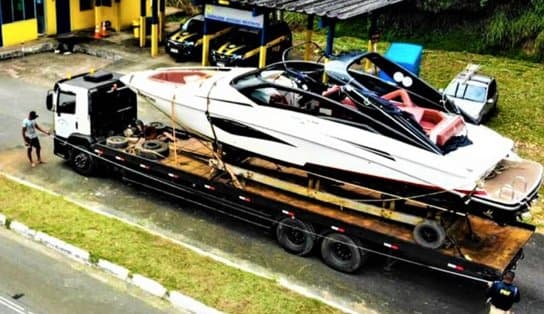 Imagem de Perrengue chique: barco de luxo é apreendido ao ser transportado irregularmente por caminhão que trafegava na BR-101