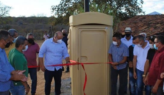 Imagem de Com pompa de grande obra, prefeito inaugura sanitário químico no interior da Bahia