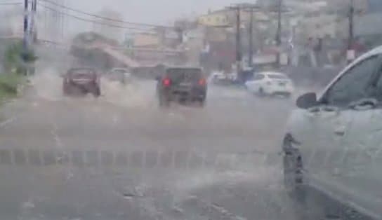 Imagem de Manhã de chuva isolada causa alagamentos na Avenida Bonocô, em Salvador