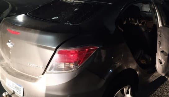 Imagem de Trio troca tiros com policiais civis após roubo de veículo no Horto Florestal; suspeitos abandonaram carro na Av. Bonocô