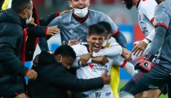 Imagem de Faz o 'Pix': Vitória elimina o Inter, fatura R$ 2,7 milhões e garante hegemonia nordestina nas oitavas da Copa do Brasil 