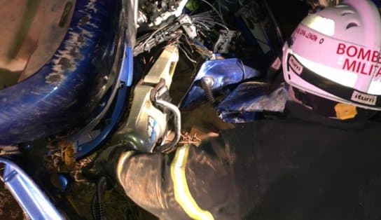 Imagem de Caminhão tomba na pista e motorista morre após ficar preso às ferragens na BR-135