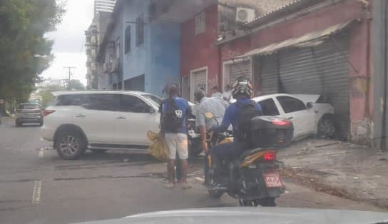 Imagem de Motorista perde controle de carro e causa acidente envolvendo cinco veículos na Avenida Vasco da Gama