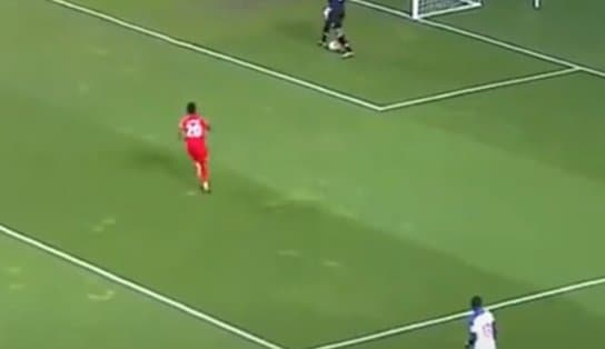 Imagem de Deu ruim! Goleiro do Haiti falha feio e faz gol contra bizarro em jogo diante do Canadá; veja vídeo