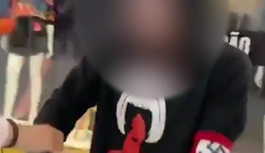 Imagem de Com símbolo nazista no braço, jovem é expulso de shopping em Caruaru; veja vídeo