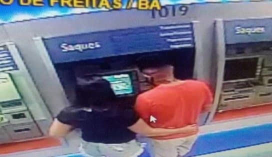 Imagem de Casal que usava dispositivo para resgatar dinheiro em caixa eletrônico é preso em Lauro de Freitas; golpe é conhecido como jacaré