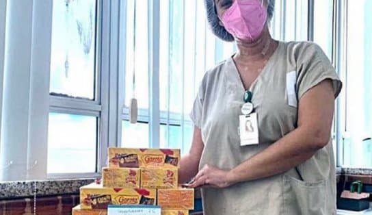 Imagem de Curado da Covid, ex-paciente volta ao hospital com caixas de chocolate para agradecer profissionais da saúde