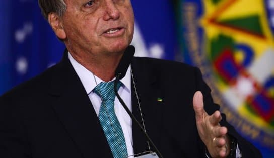 Imagem de Bolsonaro chama Lula de "nove dedos" e desacredita na volta do petista à Presidência; "só na fraude" 