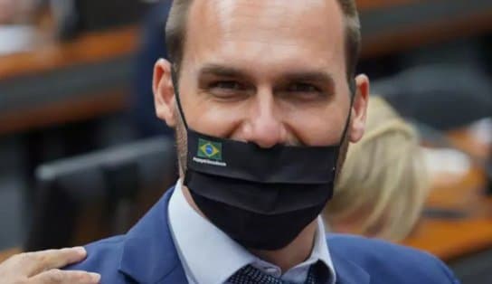 Imagem de Eduardo Bolsonaro lança vaquinha para apoiadores pagarem multas por andar sem máscara 