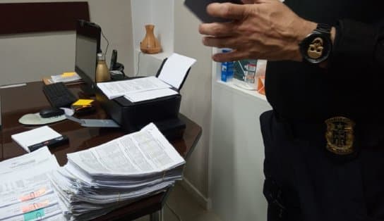 Imagem de Mulher assume ser dona de arma e livra empresário da prisão em Salvador; revólver estava em apartamento de luxo