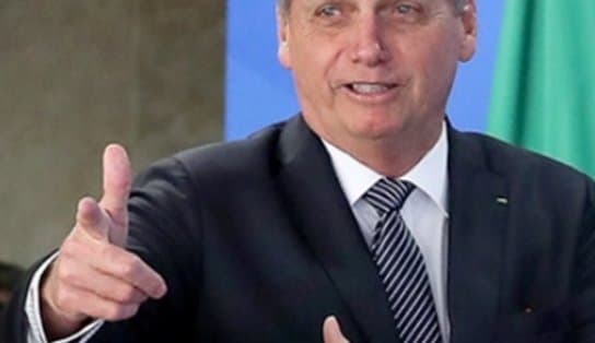 Imagem de  Bolsonaro diz que estar até agora no governo é "milagre" e reforça: "todo mundo que quiser" terá arma no Brasil