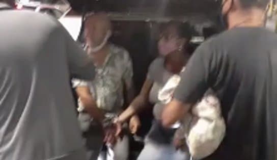 Imagem de Um homem e duas mulheres são presos após furtarem passageiros de ônibus em Salvador; veja vídeos