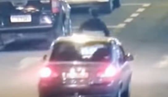 Imagem de Em alta velocidade, motorista atropela cadeirante, que é lançado na calçada, mas só tem "ferimentos leves"; veja vídeo