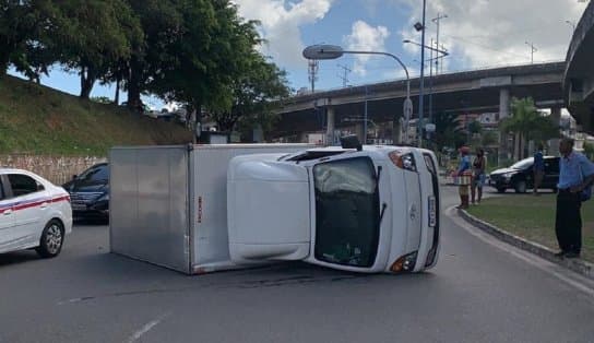 Imagem de Caminhão baú que fazia transporte de mudança tomba na Rótula do Abacaxi; veja vídeo