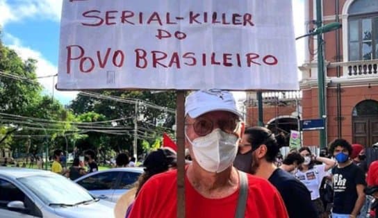 Imagem de 'Serial-killer do povo brasileiro': sábado tem protestos contra Bolsonaro no Brasil e outros países; veja fotos