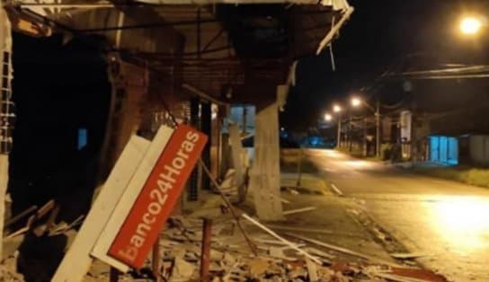 Imagem de Moradores são acordados na base do susto após bandidos explodirem caixas eletrônicos em mercado de Dias D'Ávila