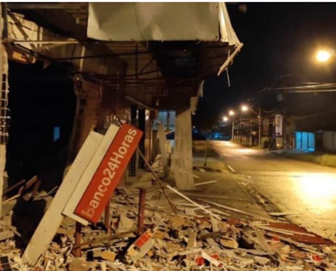 Moradores são acordados na base do susto após bandidos explodirem caixas eletrônicos em mercado de Dias D'Ávila