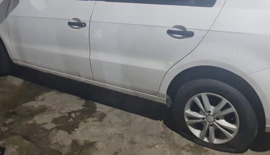 Imagem de Motorista discorda de medida restritiva e tem carro atingido por tiros disparados por guardas municipais em Lauro de Freitas, dizem testemunhas