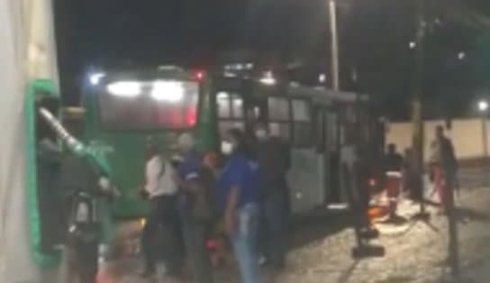 Imagem de De moto, assaltantes abordam ônibus, matam passageiro e deixam cobrador ferido em Salvador; vítima fatal era ex-PM