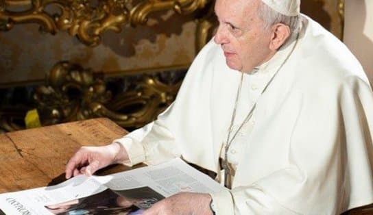 Imagem de Após cirurgia, exames mostram que Papa Francisco evolui com bons resultados; pontífice caminha e se alimenta