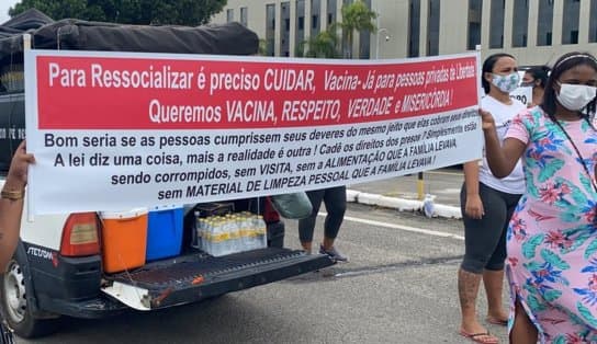 Imagem de Familiares de presos fazem protesto por vacinação e volta das visitas em presídios