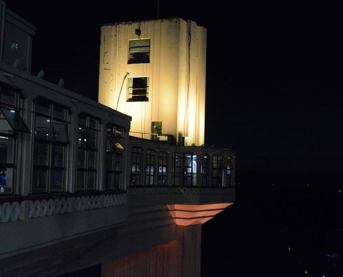 Elevador Lacerda é iluminado em alusão ao Julho Amarelo na campanha contra hepatites virais