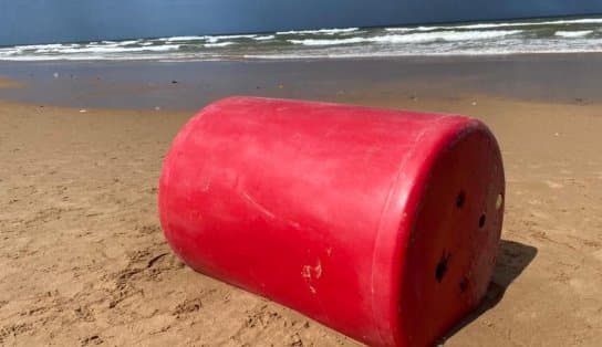 Imagem de Que barril: equipamento misterioso surge em praia de Salvador e Marinha precisa ser acionada 