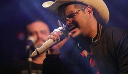 Imagem de Berguinho, vocalista da banda Seu Maxixe, volta a ser internado em Salvador; ele está no Hospital Roberto Santos