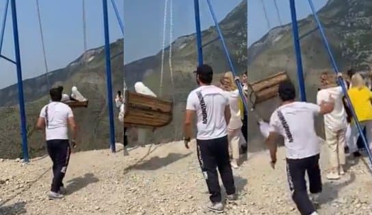 Imagem de VÍDEO: Mulheres caem de balanço de 2 mil metros de altura após cabos se romperem