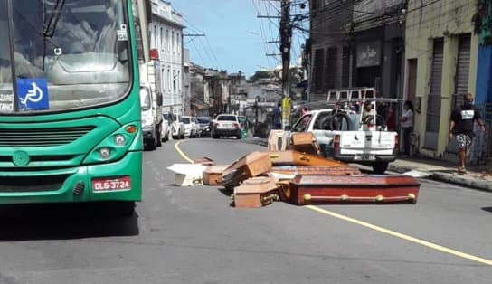 Imagem de "Defuntos" podem sair de funerária fechada em Salvador e caixões aparecem na rua. O que aconteceu?