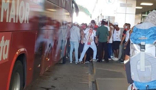 Imagem de Com palavras de ordem contra atletas, diretoria e comissão técnica, torcedores do Vitória cobram elenco durante embarque no Aeroporto; assista