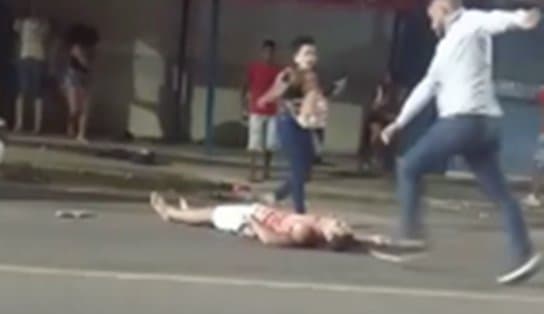 Imagem de VÍDEO: inauguração de churrasquinho termina em briga em Mussurunga; homem desacordado levou chute na cabeça