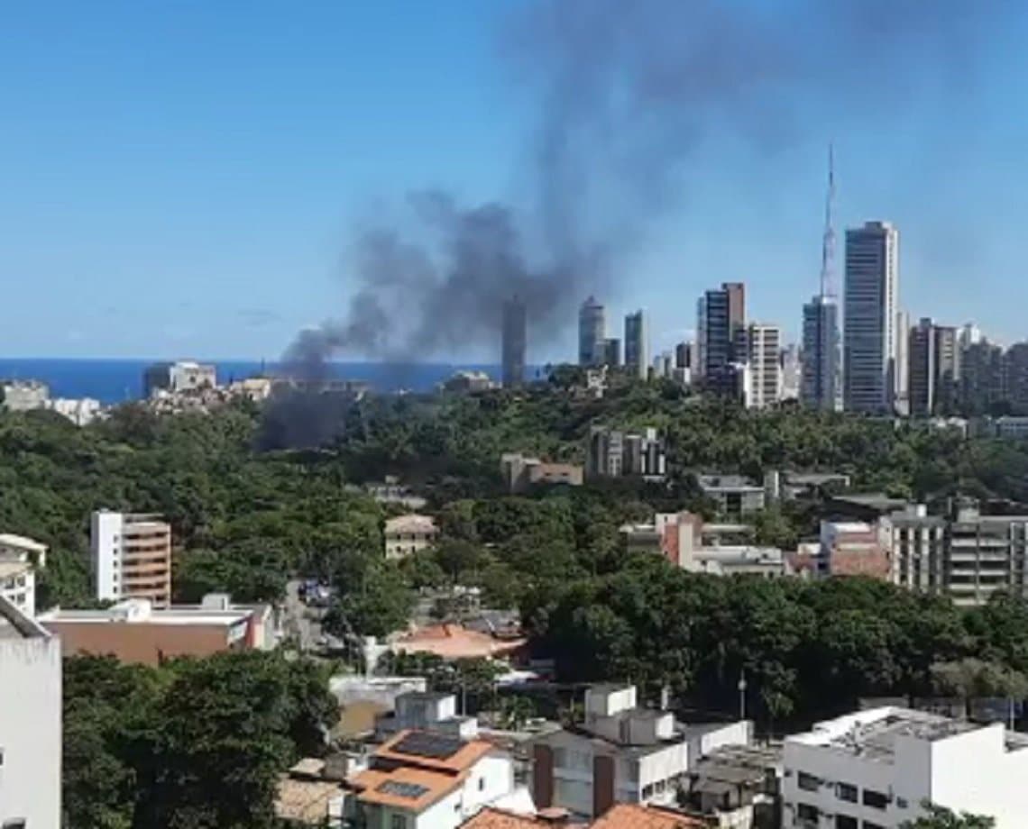 Susto! Veículos pegam fogo dentro do campus da UFBA, em Ondina; veja vídeo