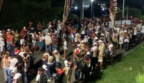 Imagem de VÍDEO: na frente do Barradão, torcedores do Vitória pedem saída de Paulo Carneiro; time encara a Ponte Preta nesta terça