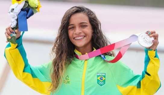 Imagem de Fadinha: aos 13 anos, Rayssa Leal fatura prata no skate em Tóquio e se torna a atleta mais jovem a ganhar medalha para o Brasil