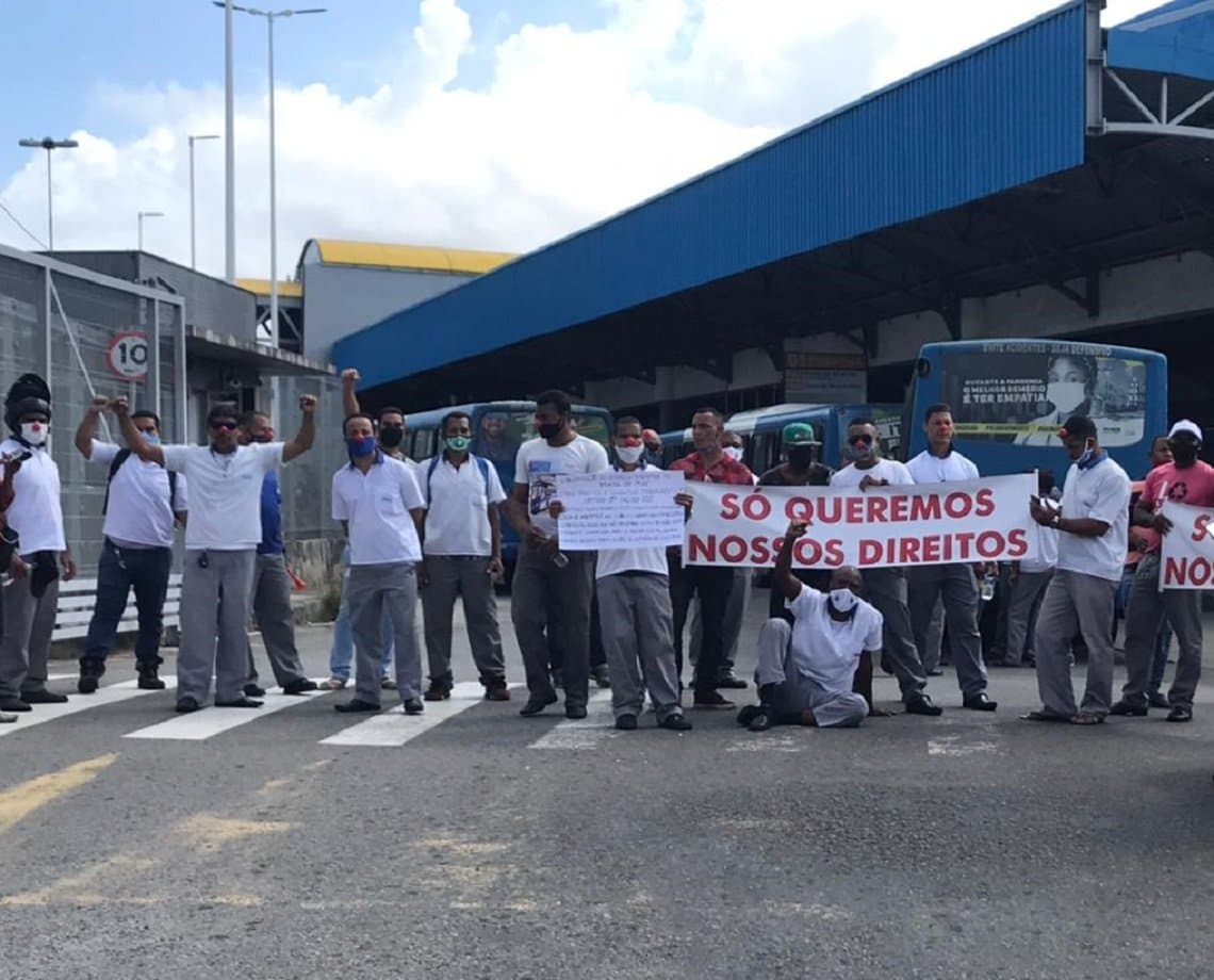 Rodoviários bloqueiam Estação Mussurunga por falta de pagamento; "ato de desespero" 